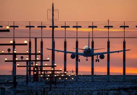 Aircraft approaching the main runway south, 05R/23L, runway lighting, approach aids, at Düsseldorf