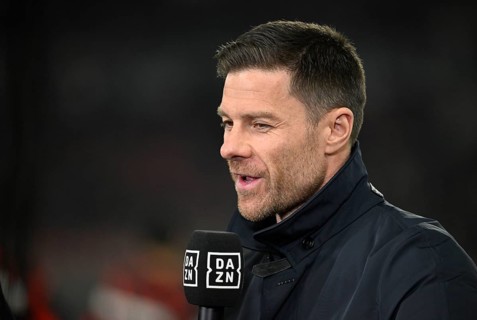 Coach Coach Xabi Alonso Bayer 04 Leverkusen Portrait in interview Microphone Microphone Logo DAZN