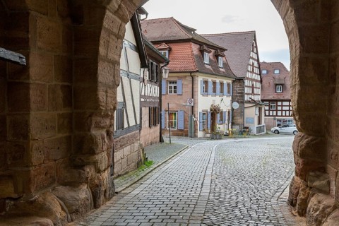 View through the town gate into the historic old town of Cadolzburg, Bavaria, Germany, Europe