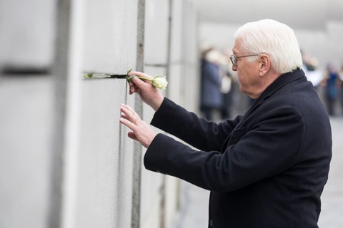 Frank-Walter Steinmeier (President of the Federal Republic of Germany) sticks a rose into the Wall