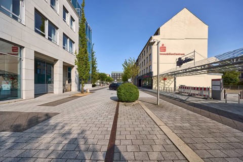 Real estate centre and head office of Sparkasse Wilhelmshaven, pavement made of concrete paving