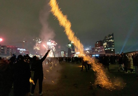 New Year's Eve 2025 on the Elbe promenade in Hamburg, at the harbour, on the Elbe, fire brigade of