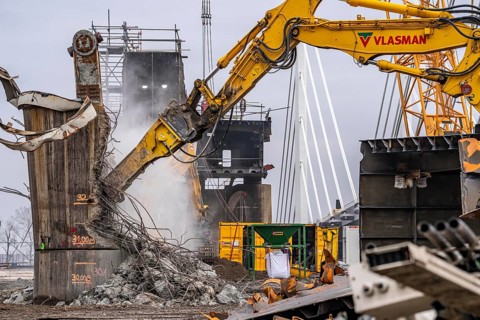 Demolition of the old Rhine bridge Neuenkamp, the A40, behind the first of 2 new bridges, which is