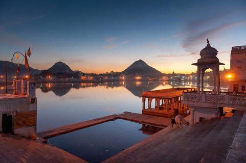 Old town of Pushkar at the holy Pushkar Lake, Rajasthan, India, Asia