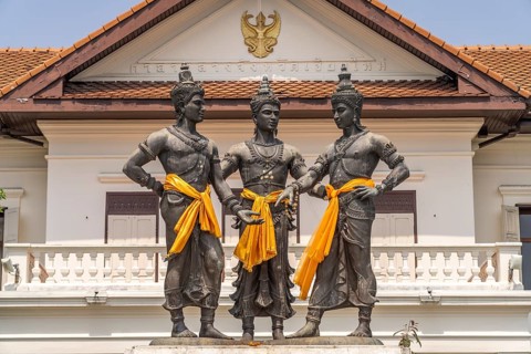 Three Kings Monument, sculpture of the kings Mengrai, Ramkamhaeng and Ngam Muang, founding fathers