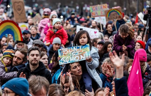 Tens of thousands of people demonstrated against right-wing populism and in favour of democracy at