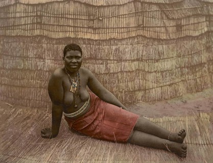 Die Schönheit des Kraals Zululand, Südafrika, digital restaurierte Reproduktion eines Originals aus