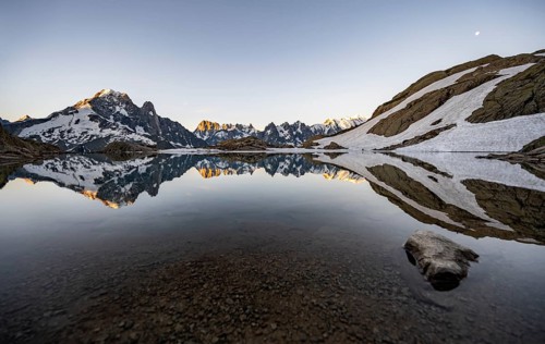 Morning atmosphere at a mountain lake, mountain landscape at sunrise, water reflection in Lac