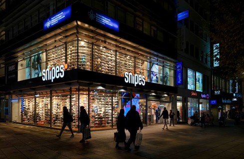 Night shot, pedestrians, pedestrian zone, shopping, Snipes, department stores' chain, shoes,