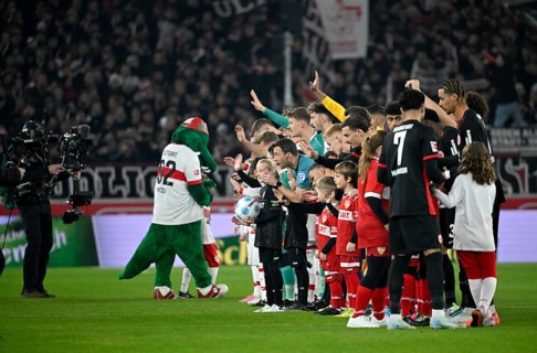 Referee team around referee Felix Zwayer, players and ball children of VfB Stuttgart and SGE
