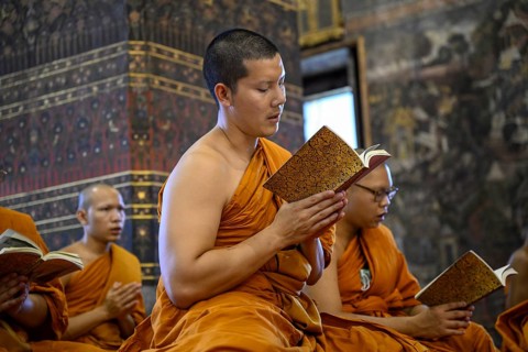 Buddhist monks at prayer, Wat Pho, Temple of the Reclining Buddha, Bangkok, Thailand, Asia