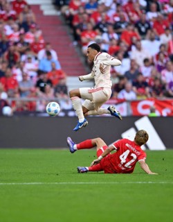 Tackle, action Ritsu Doan SC Freiburg SCF (42) against Jamal Musiala FC Bayern Munich FCB (42)
