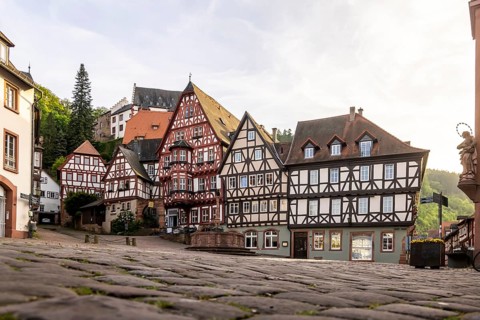 Miltenberg market square with market fountain and magnificent half-timbered houses, Schnatterloch.
