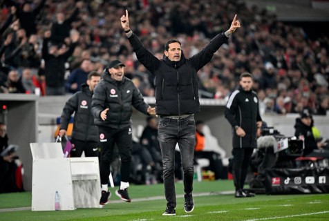Goal celebration Coach Dino Toppmöller Eintracht Frankfurt SGE Gesture, Gesture, MHPArena, MHP