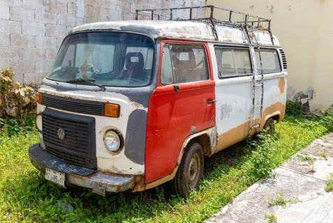 Old rusty VW Volkswagen camper van in garden, Valladolid, Yucatan, Mexico, Central America