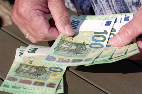 Cash, euro, banknote, 100, count, Several hundred euro notes are counted by a man