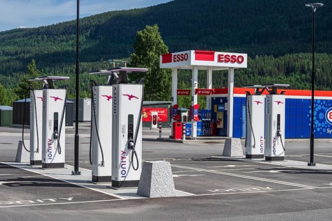 Valdresporten gas and charging station, two fuel pumps, multiple electric charging stations,