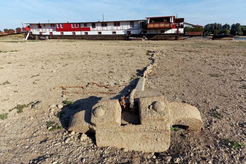 Anchor of a houseboat that has run dry on the Rhine, extremely low water in August 2022,