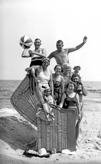 Bathing group on the beach, funny, laughing, 9 in a beach chair, summer holidays, holiday, joie de