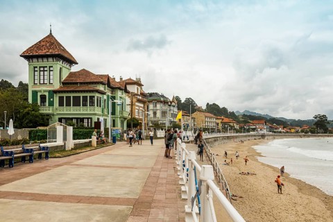 Village and beach, Ribadesella, Asturias, Asturias, Costa Verde, Northern Spain, Spain, Europe