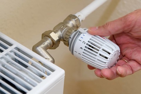 Thermostat of heater is set at end of blue scale to heat output level 3, setting of heater