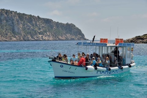 Excursion boat off the dragon island Sa Dragonera, Majorca, Balearic Islands, Spain, Europe