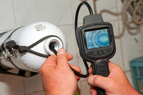 Checking visual inspection with mini camera and display of inside of gas pressure tank diving