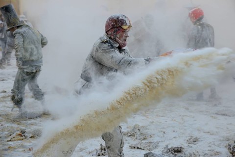 Els Enfarinats flour fight, rebels, armed with flour, eggs and firecrackers, take over the regiment
