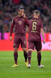 Leroy Sané FC Bayern Munich FCB in conversation with Joshua Kimmich FC Bayern Munich FCB, Allianz