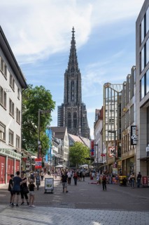 Pedestrian zone shopping street, Hirschstraße with the 161, 53 m high cathedral tower of Ulm
