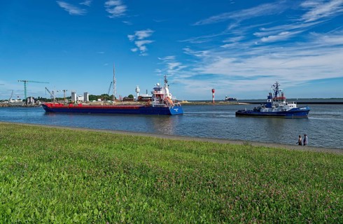 Entry of a ship from the Elbe into the Kiel Canal with the assistance of a tugboat at the lock near