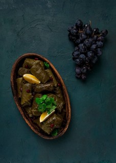 Dolma (Tolma) gefüllte Röllchen, Hackfleisch mit Reis, in Weinblättern, Draufsicht, ohne Personen,