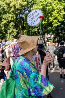 Grannies against the right at the demonstration against the AFD party conference in Essen,