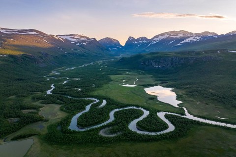 Laddjujohka River, Kebnekaise Massif in the background, Nikkaluokta, Lapland, Sweden, Europe