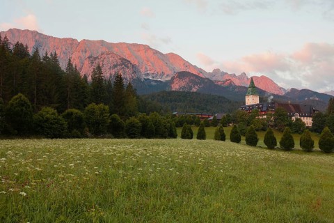 Alpenglow at Schloss Elmau, Wetterstein mountains in the morning light