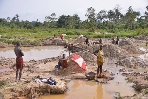 Diamond hunters searching for diamonds with sieves and shovels in a mine, near Koidu, Koidu-Sefadu,