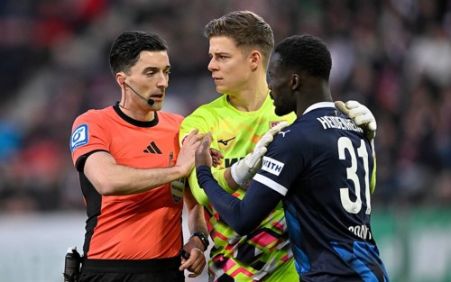 Referee Florian Badstübner in discussion with goalkeeper Finn Dahmen FC Augsburg FCA (01) Sirlod