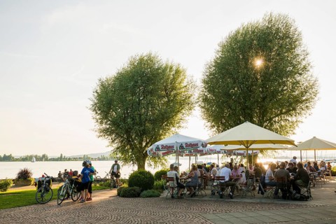 Beer garden and restaurant by the lake, lakeside promenade, Friedrichshafen, Lake Constance,