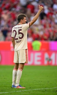 Thomas Müller FC Bayern Munich FCB (25) is celebrated by fans, Gestel, thumbs up, Allianz Arena,