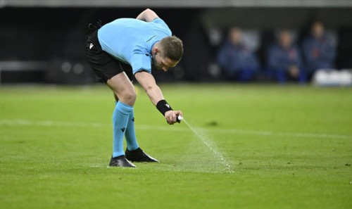 Referee Espen Eskas NOR uses free kick spray, referee spray, spray in front of free kick to mark
