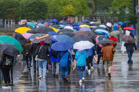 Tourists with umbrellas on the Brühl's Terrace in Dresden, continuous rain in Dresden, Dresden,