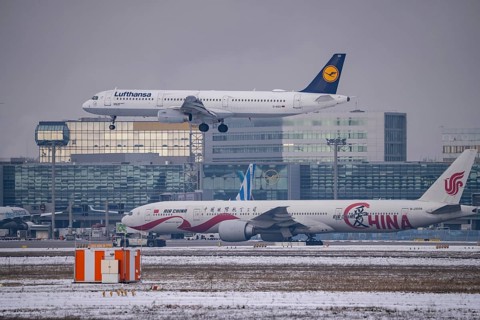 Lufthansa Airbus A321-200 approaching Frankfurt FRA airport, Air China, terminal building, Fraport,