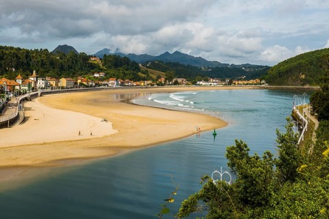 Village and beach, Ribadesella, Asturias, Asturias, Costa Verde, Northern Spain, Spain, Europe