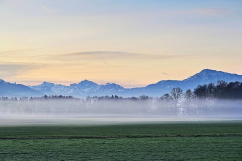 Early morning fog in the Reuss valley, snow-covered Rigi in the background, Merenschwand, Freiamt,