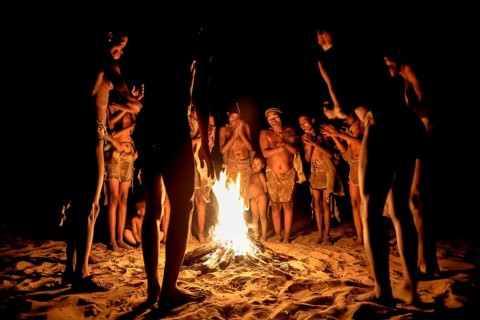 Bushmen of the Ju/' Hoansi-San stand by the campfire, village //Xa/oba, near Tsumkwe, Otjozondjupa