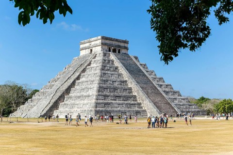 Temple Of Kukulkan El Castillo pyramid, Chichen Itzá Mayan ruins, Yucatan, Mexico, Central America
