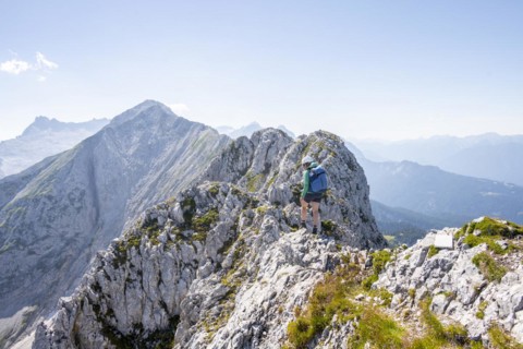 Mountaineer on the summit ridge, Wettersteinkamm, Westliche Wettersteinspitze, Wetterstein