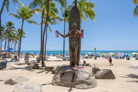 Duke Kahanamoku Statue, Waikiki Beach, Honolulu, Oahu, Hawaii, USA, North America