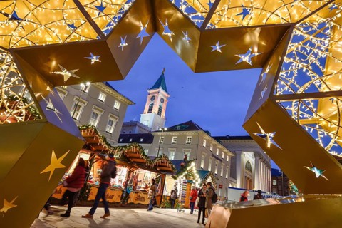 View through the big star at the Christmas market, blue hour, blue hour, market place, Karlsruhe,