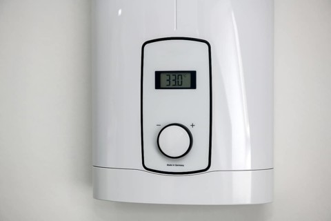 Instantaneous water heater for hot water Shower for showering Washbasin Bidet is set to low energy